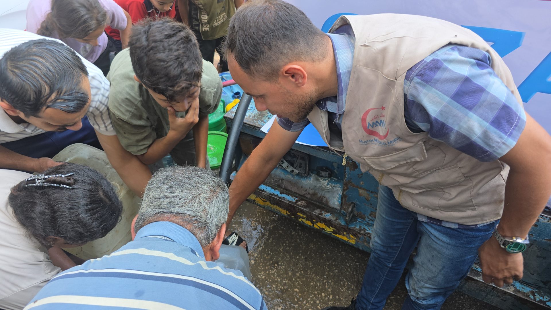 Water tanker filling containers in Gaza